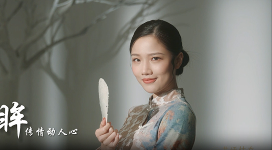 她的回眸如诗，如画，如梦，如幻...